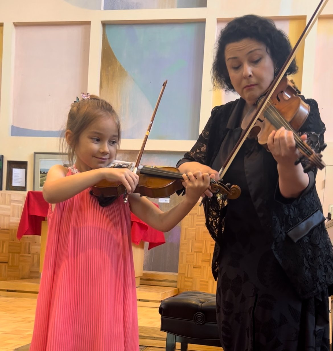Victoria Yakubovich teaching violin